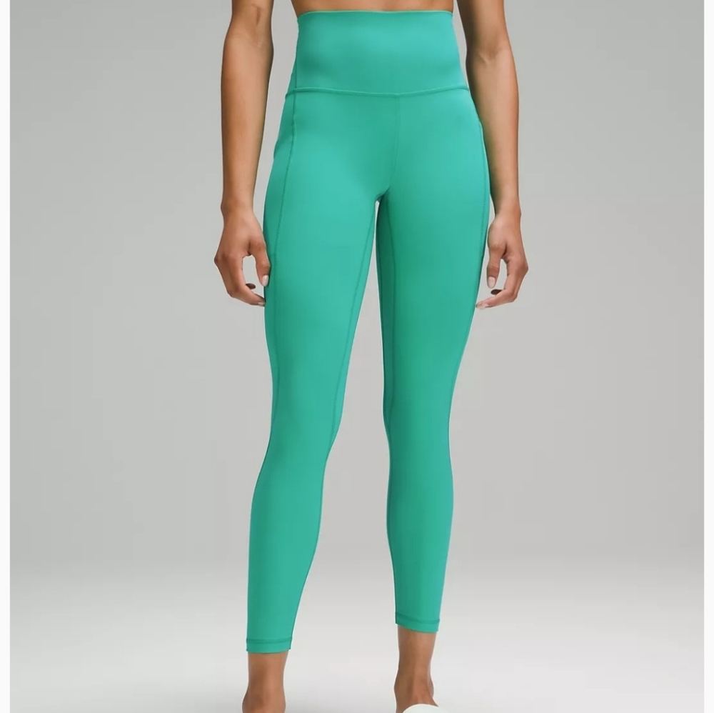 Align leggings with side pockets